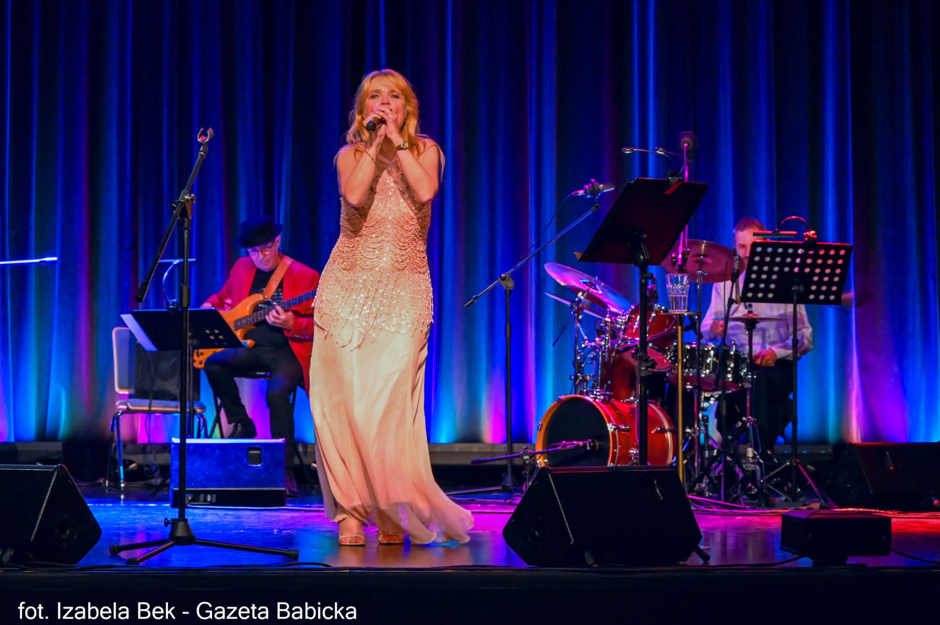 Małgorzata Jarecka śpiewa na scenie z zespołem