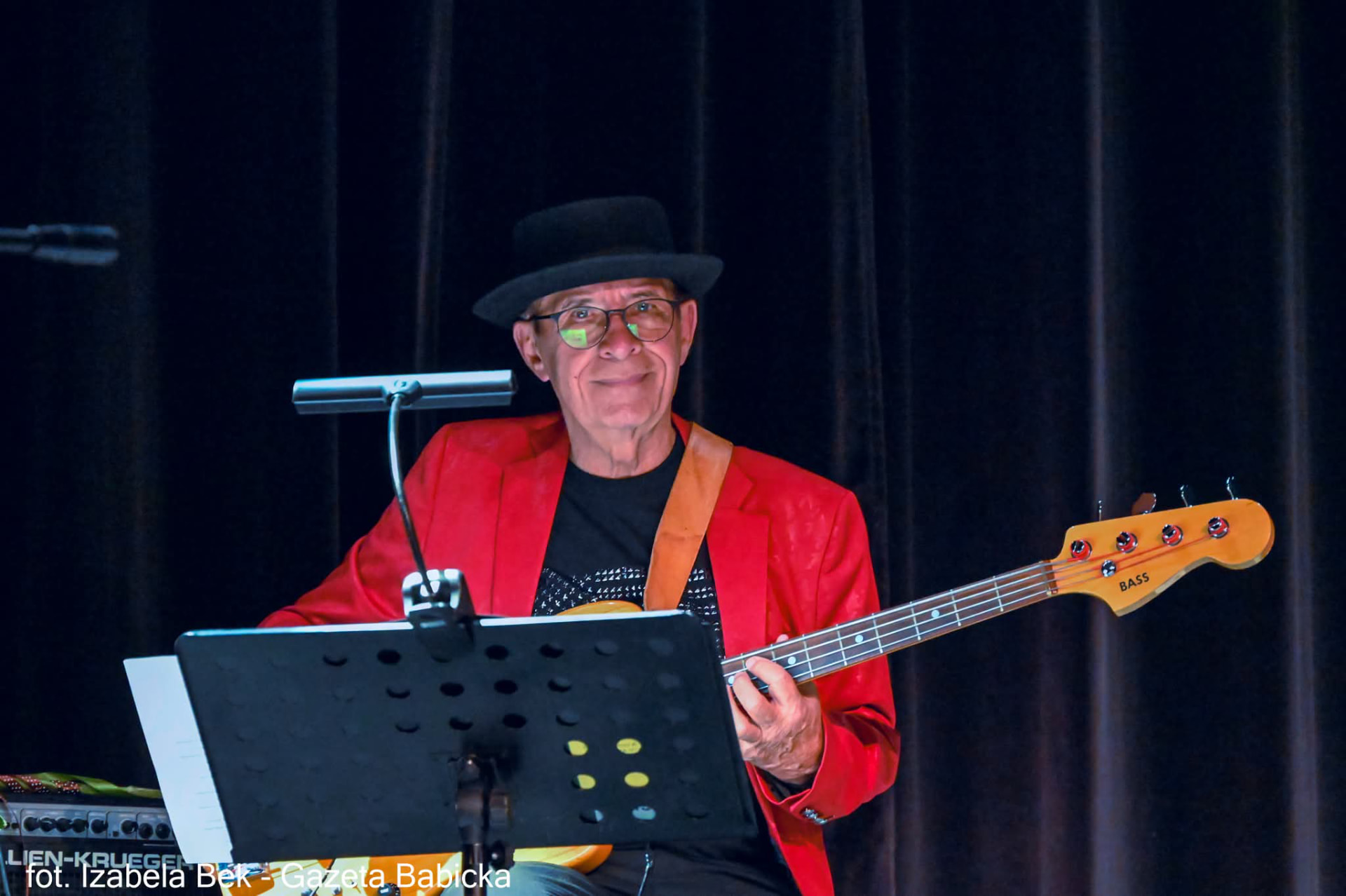 Andrzej Wysocki z gitarą basową podczas koncertu