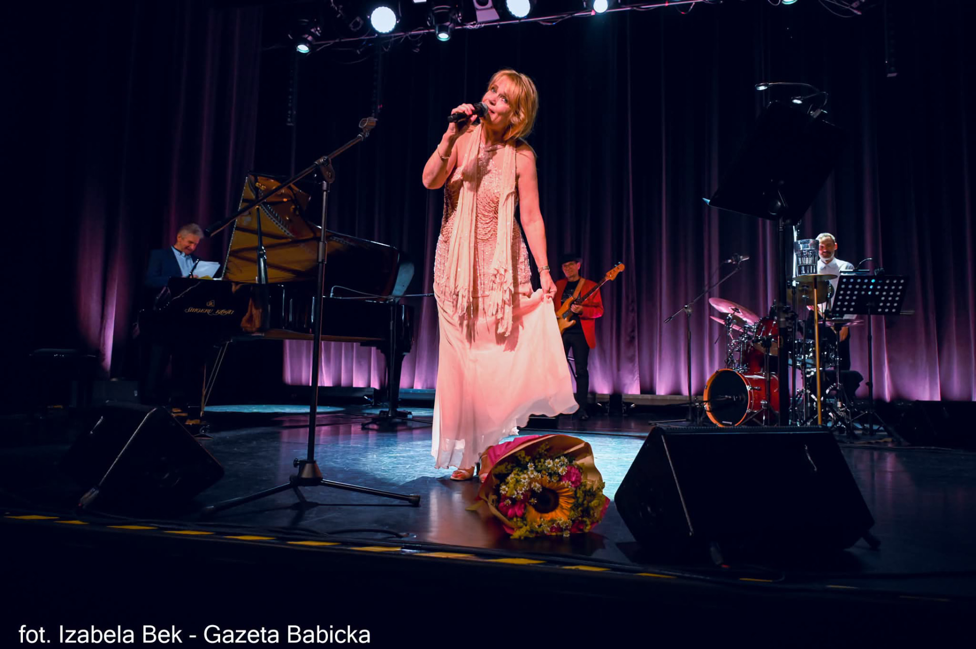 Koncert z zespołem — pełna scena