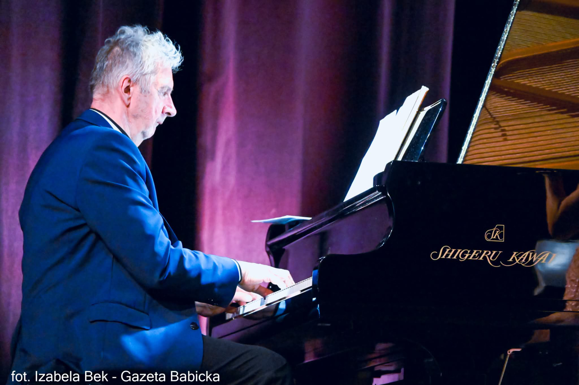 Marek Stefankiewicz przy fortepianie Shigeru Kawai